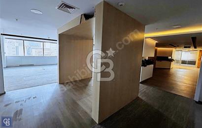 Yapı Kredi plazada 486 m2 içi yapılı Kiralık ofis katı.