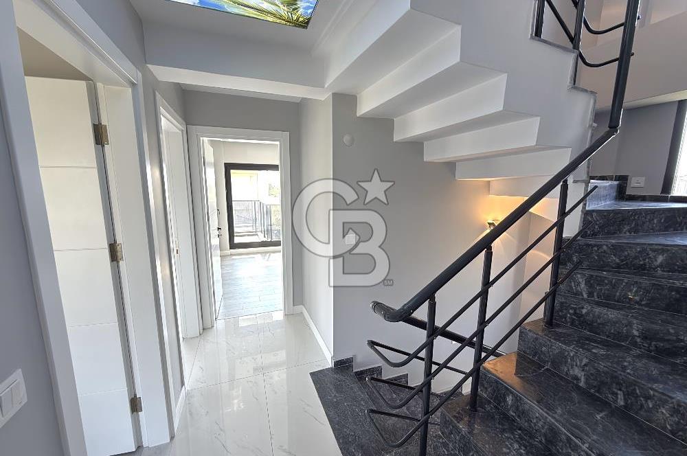 DİKİLİ CUMHURİYET MAHALLESİ'NDE SATILIK 6+1 TRİPLEKS LÜKS VİLLA