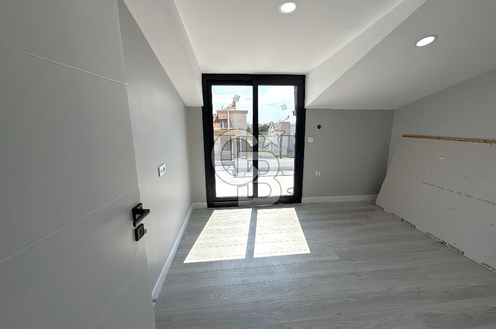 DİKİLİ CUMHURİYET MAHALLESİ'NDE SATILIK 6+1 TRİPLEKS LÜKS VİLLA