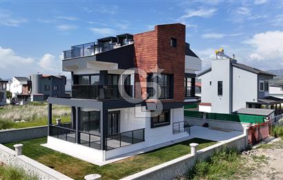 DİKİLİ CUMHURİYET MAHALLESİ'NDE SATILIK 6+1 TRİPLEKS LÜKS VİLLA