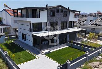 DİKİLİ CUMHURİYET MAHALLESİ'NDE SATILIK ÇOK ÖZEL 5+1 SIFIR VİLLA