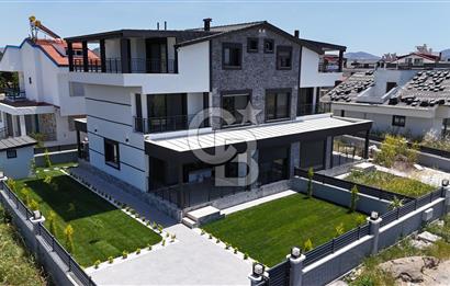 DİKİLİ CUMHURİYET MAHALLESİ'NDE SATILIK ÇOK ÖZEL 5+1 SIFIR VİLLA