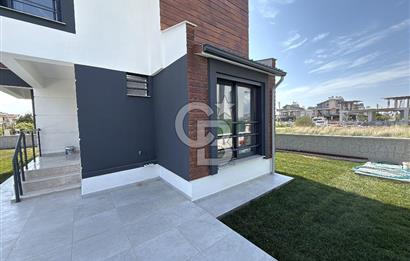 DİKİLİ CUMHURİYET MAHALLESİ'NDE SATILIK 6+1 TRİPLEKS LÜKS VİLLA