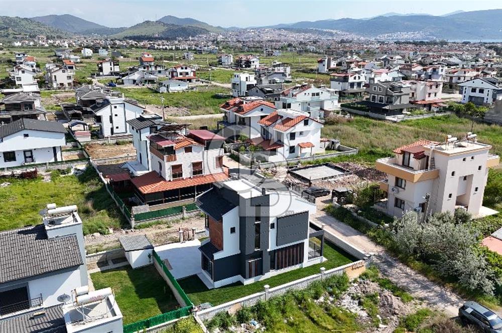 DİKİLİ CUMHURİYET MAHALLESİ'NDE SATILIK 6+1 TRİPLEKS LÜKS VİLLA