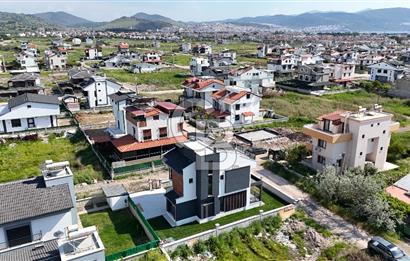 DİKİLİ CUMHURİYET MAHALLESİ'NDE SATILIK 6+1 TRİPLEKS LÜKS VİLLA