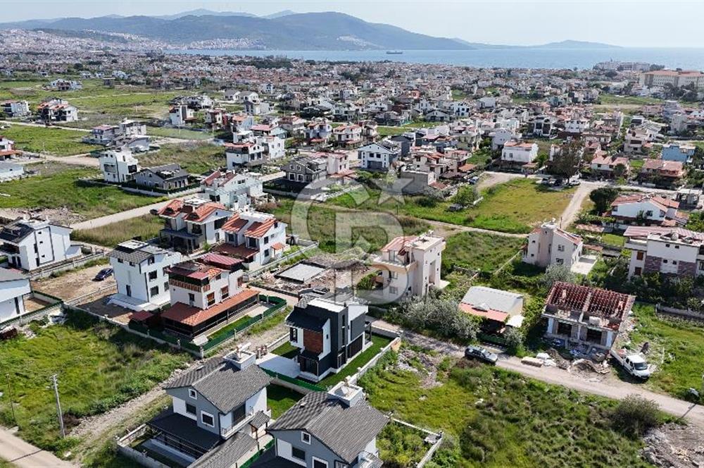 DİKİLİ CUMHURİYET MAHALLESİ'NDE SATILIK 6+1 TRİPLEKS LÜKS VİLLA