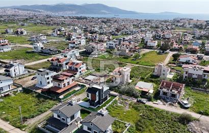 DİKİLİ CUMHURİYET MAHALLESİ'NDE SATILIK 6+1 TRİPLEKS LÜKS VİLLA