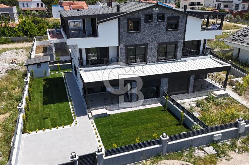DİKİLİ CUMHURİYET MAHALLESİ'NDE SATILIK ÇOK ÖZEL 5+1 SIFIR VİLLA