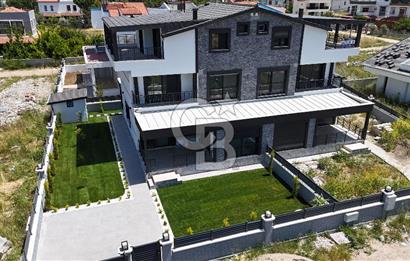 DİKİLİ CUMHURİYET MAHALLESİ'NDE SATILIK ÇOK ÖZEL 5+1 SIFIR VİLLA