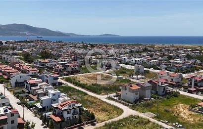 DİKİLİ CUMHURİYET MAHALLESİ'NDE SATILIK ÇOK ÖZEL 5+1 SIFIR VİLLA