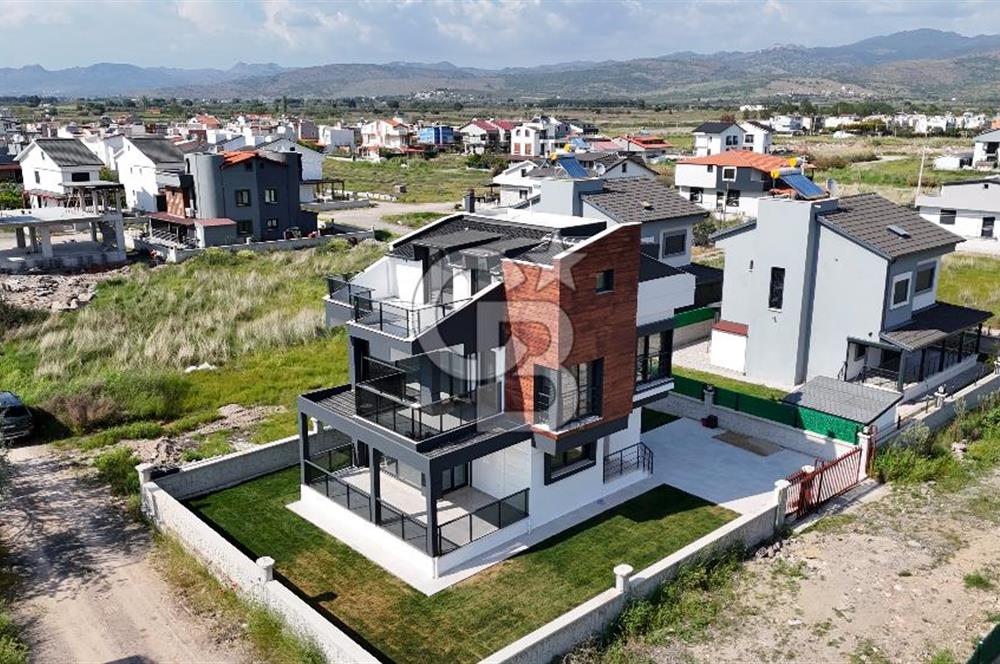 DİKİLİ CUMHURİYET MAHALLESİ'NDE SATILIK 6+1 TRİPLEKS LÜKS VİLLA