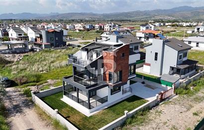 DİKİLİ CUMHURİYET MAHALLESİ'NDE SATILIK 6+1 TRİPLEKS LÜKS VİLLA