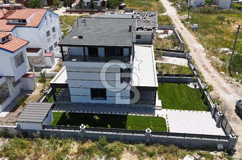 DİKİLİ CUMHURİYET MAHALLESİ'NDE SATILIK ÇOK ÖZEL 5+1 SIFIR VİLLA