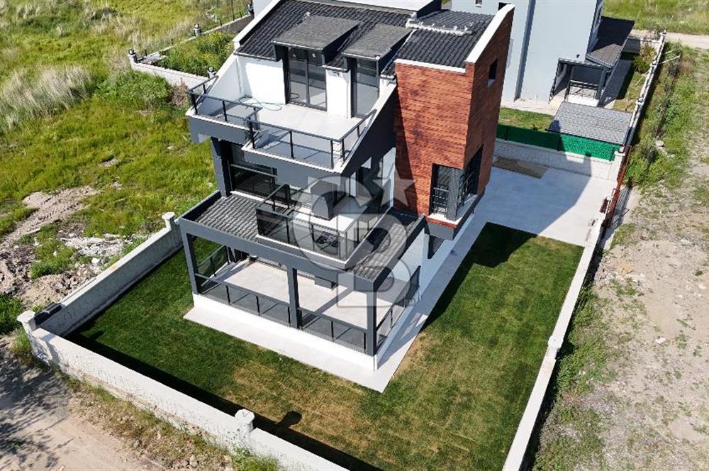 DİKİLİ CUMHURİYET MAHALLESİ'NDE SATILIK 6+1 TRİPLEKS LÜKS VİLLA