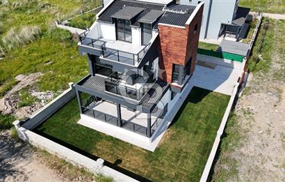 DİKİLİ CUMHURİYET MAHALLESİ'NDE SATILIK 6+1 TRİPLEKS LÜKS VİLLA