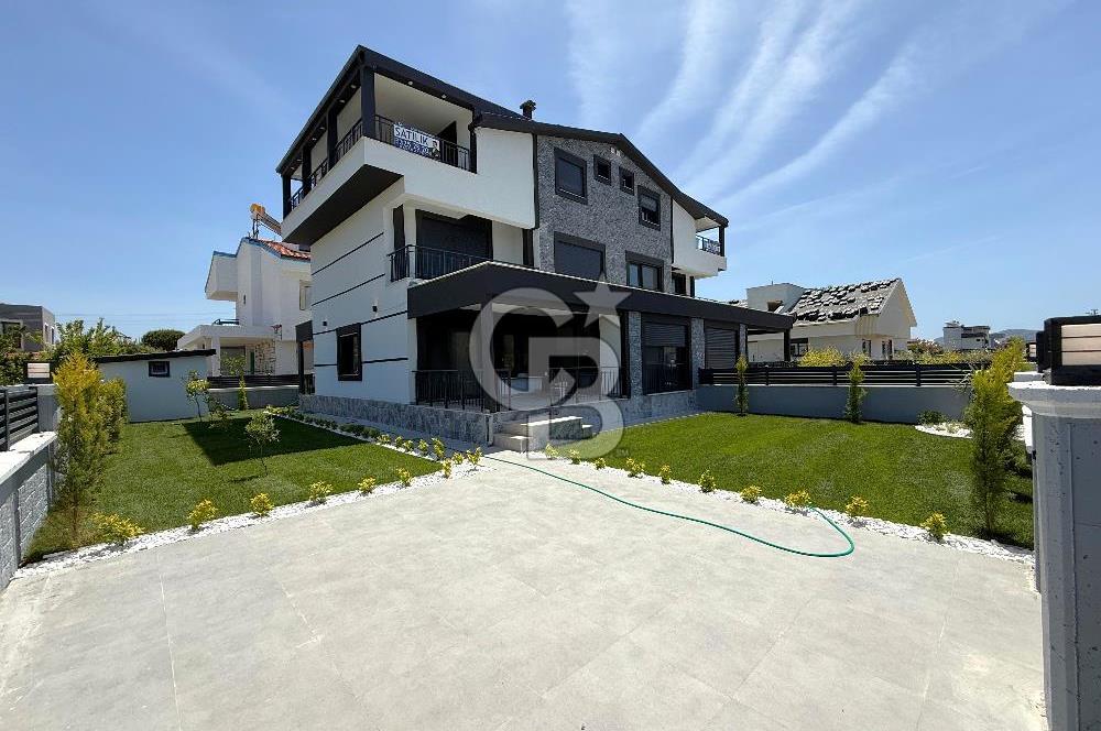 DİKİLİ CUMHURİYET MAHALLESİ'NDE SATILIK ÇOK ÖZEL 5+1 SIFIR VİLLA