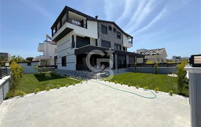 DİKİLİ CUMHURİYET MAHALLESİ'NDE SATILIK ÇOK ÖZEL 5+1 SIFIR VİLLA