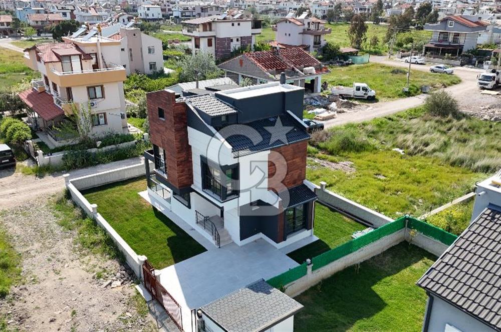 DİKİLİ CUMHURİYET MAHALLESİ'NDE SATILIK 6+1 TRİPLEKS LÜKS VİLLA
