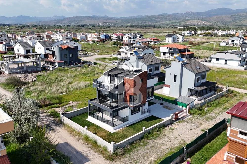 DİKİLİ CUMHURİYET MAHALLESİ'NDE SATILIK 6+1 TRİPLEKS LÜKS VİLLA