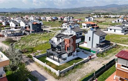 DİKİLİ CUMHURİYET MAHALLESİ'NDE SATILIK 6+1 TRİPLEKS LÜKS VİLLA