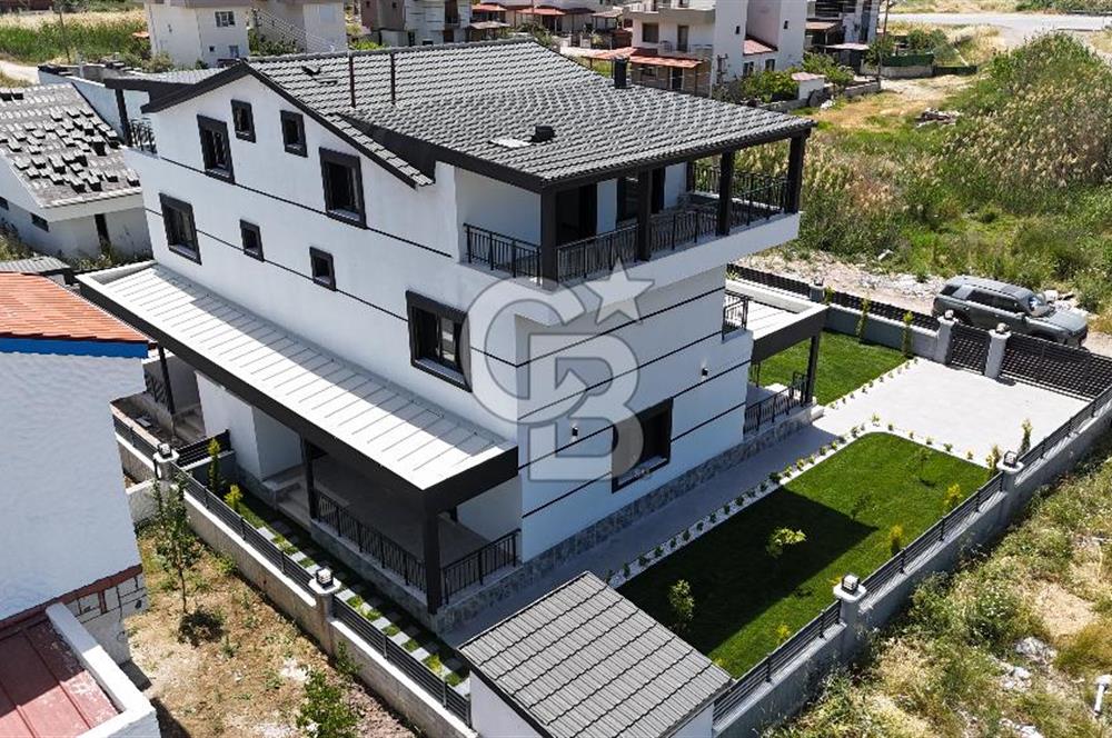DİKİLİ CUMHURİYET MAHALLESİ'NDE SATILIK ÇOK ÖZEL 5+1 SIFIR VİLLA