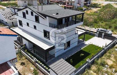 DİKİLİ CUMHURİYET MAHALLESİ'NDE SATILIK ÇOK ÖZEL 5+1 SIFIR VİLLA