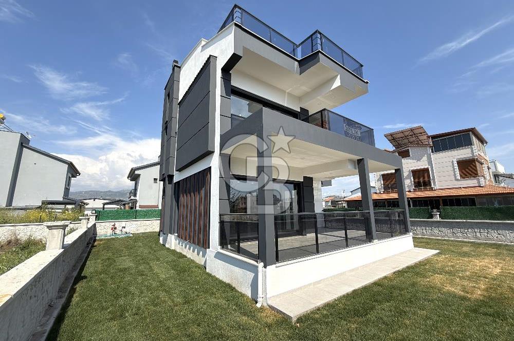 DİKİLİ CUMHURİYET MAHALLESİ'NDE SATILIK 6+1 TRİPLEKS LÜKS VİLLA