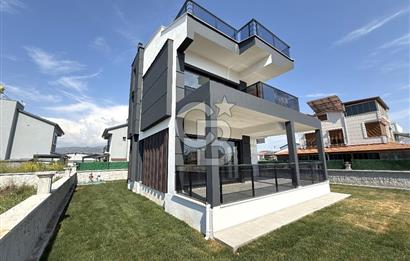 DİKİLİ CUMHURİYET MAHALLESİ'NDE SATILIK 6+1 TRİPLEKS LÜKS VİLLA