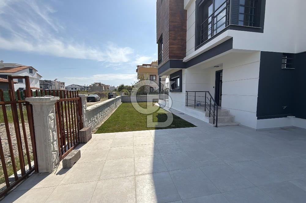 DİKİLİ CUMHURİYET MAHALLESİ'NDE SATILIK 6+1 TRİPLEKS LÜKS VİLLA