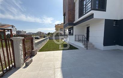 DİKİLİ CUMHURİYET MAHALLESİ'NDE SATILIK 6+1 TRİPLEKS LÜKS VİLLA