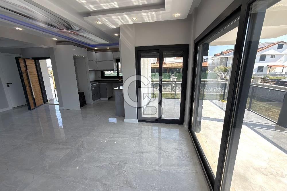DİKİLİ CUMHURİYET MAHALLESİ'NDE SATILIK 6+1 TRİPLEKS LÜKS VİLLA