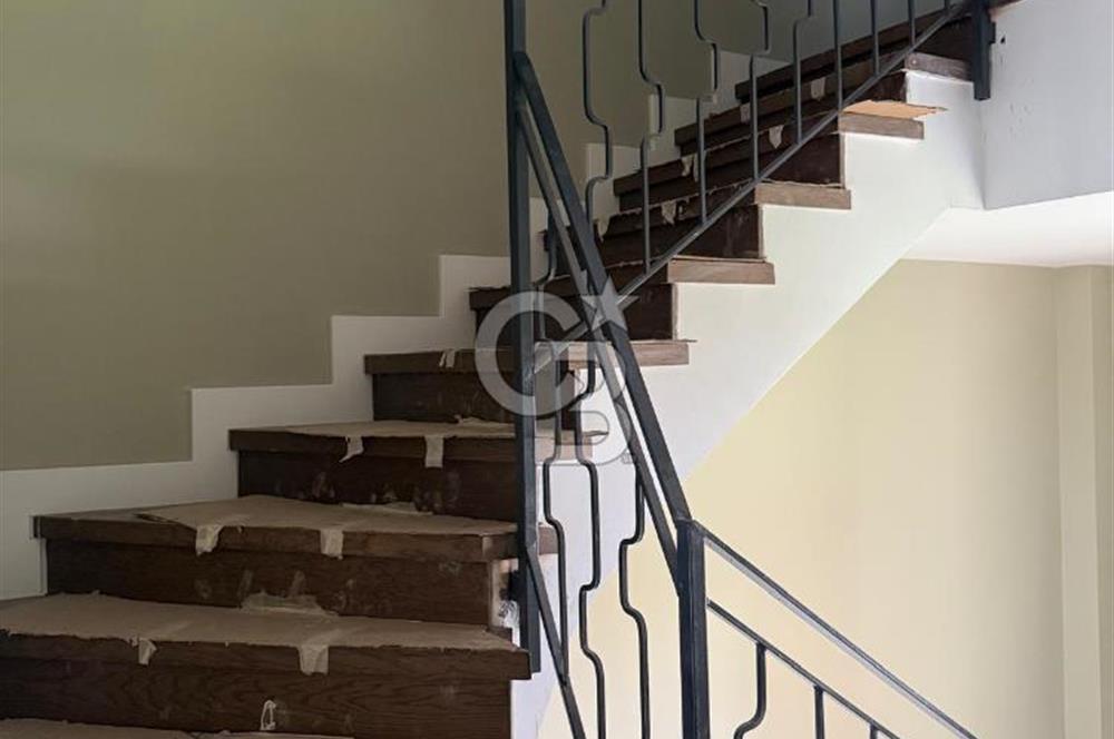 USKUMRUKÖY'DE BUTİK SİTE İÇERİSİNDE 4+1 TRİPLEX VİLLA