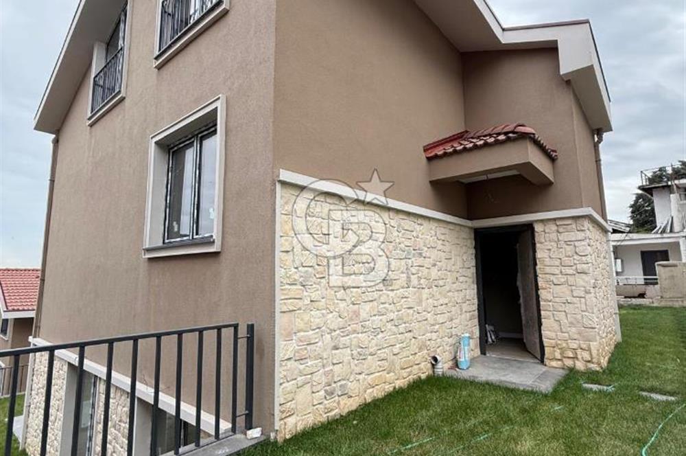 USKUMRUKÖY'DE BUTİK SİTE İÇERİSİNDE 4+1 TRİPLEX VİLLA
