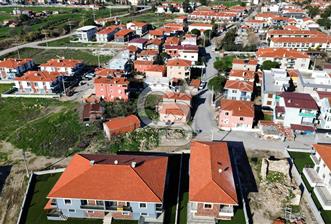 Foça Bağarası'nda Satılık 2+1 Bahçe Katı Daire