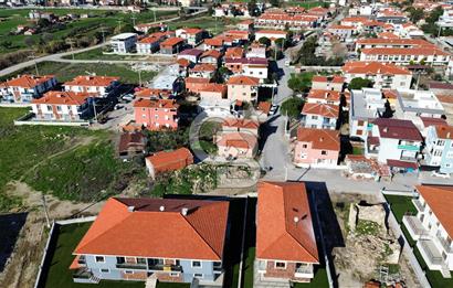 Foça Bağarası'nda Satılık 2+1 Bahçe Katı Daire