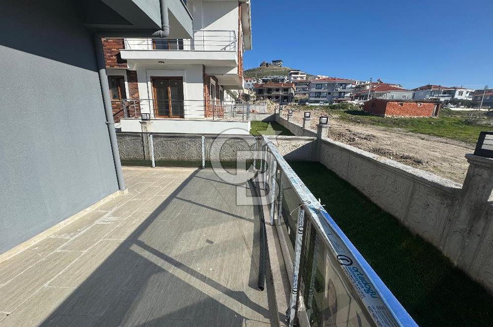 Foça Bağarası'nda Satılık 2+1 Bahçe Katı Daire