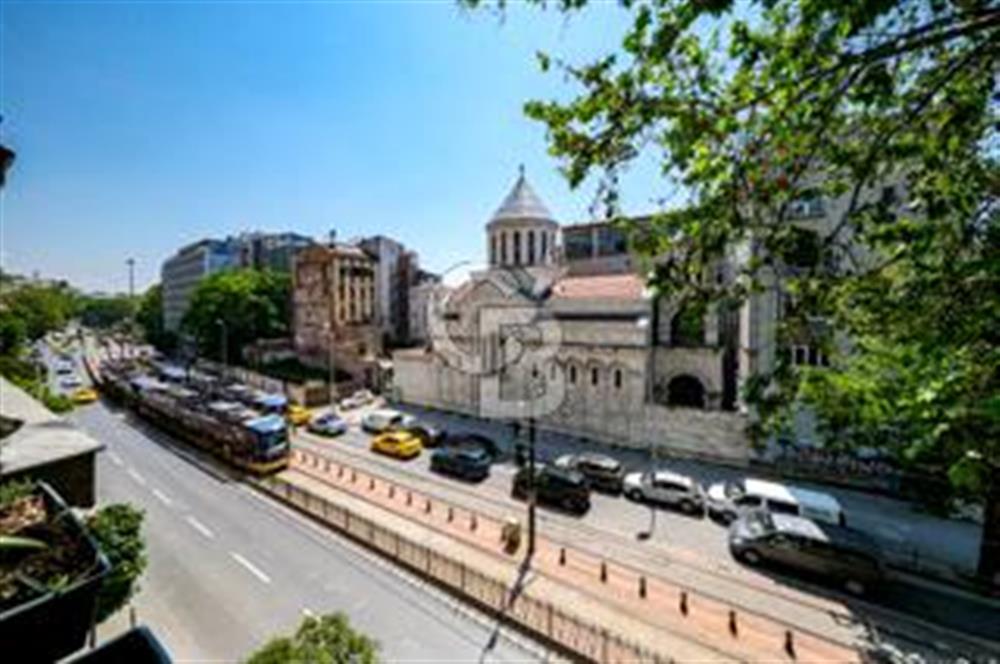 KARAKÖY TRAMVAY YOLU ÜZERİNDE, GALATAPORTA YAKIN, KİRALIK BİNA