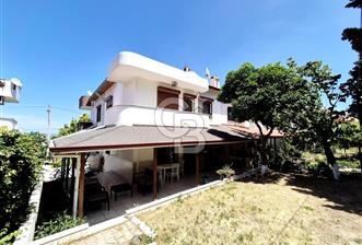 Urla Gülbahçe'de Denize Yakın Satılık Yazlık Bahçeli Villa