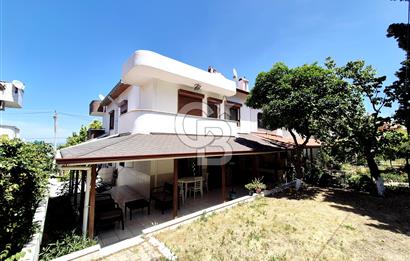 Urla Gülbahçe'de Denize Yakın Satılık Yazlık Bahçeli Villa