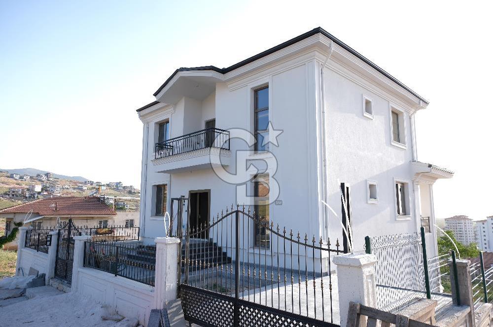 COLDWELL BANKER'den TECDE'nin KALBİNDE SATILIK TRİBLEKS VİLLA