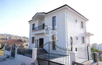 COLDWELL BANKER'den TECDE'nin KALBİNDE SATILIK TRİBLEKS VİLLA