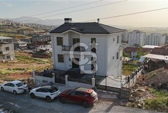 COLDWELL BANKER'den TECDE'nin KALBİNDE SATILIK TRİBLEKS VİLLA