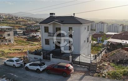 COLDWELL BANKER'den TECDE'nin KALBİNDE SATILIK TRİBLEKS VİLLA