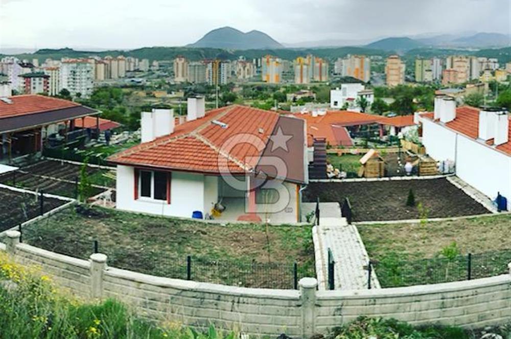 ŞEHRİN MERKEZİNDE HARİKA KONUMLU GENİŞ BAHÇESİ İLE BUTİK VİLLA
