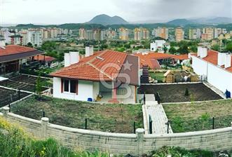 ŞEHRİN MERKEZİNDE HARİKA KONUMLU GENİŞ BAHÇESİ İLE BUTİK VİLLA