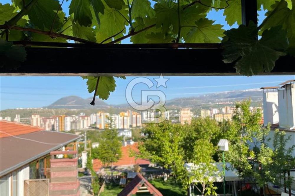 ŞEHRİN MERKEZİNDE HARİKA KONUMLU GENİŞ BAHÇESİ İLE BUTİK VİLLA