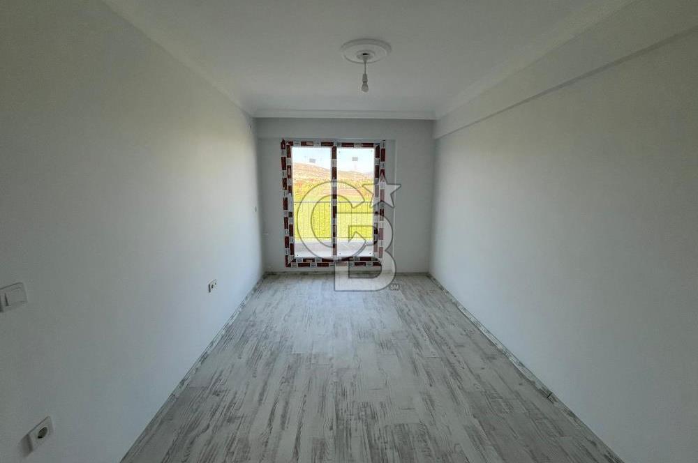 Foça Yenibağarası Havuzlu Sitede  Geniş Bahçeli  2+1 Daire