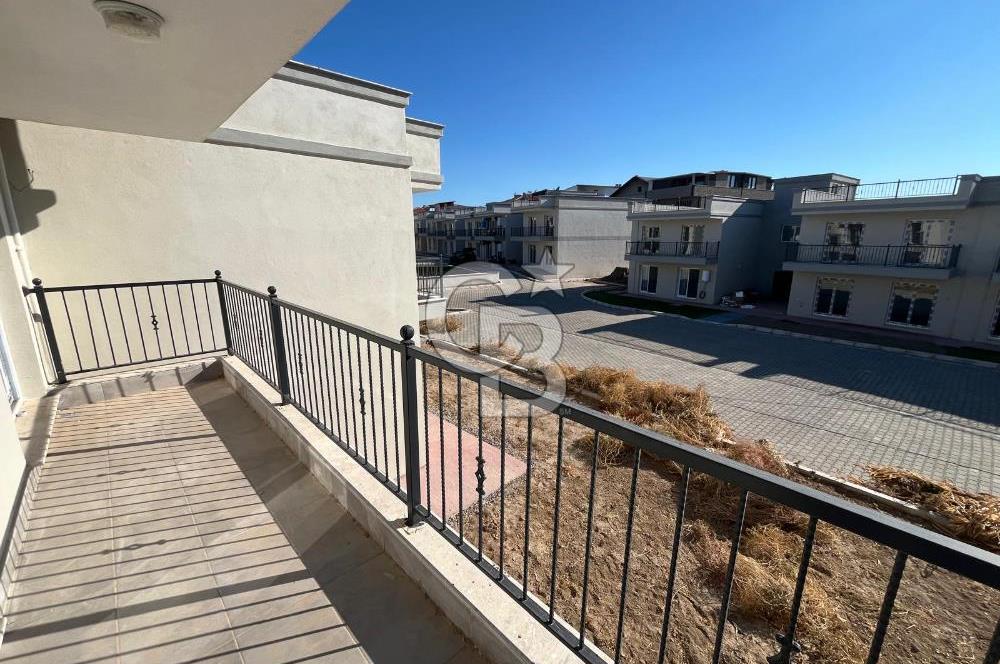 Foça Yenibağarası Havuzlu Sitede  Geniş Bahçeli  2+1 Daire