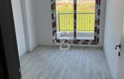 Foça Yenibağarası Havuzlu Sitede  Geniş Bahçeli  2+1 Daire