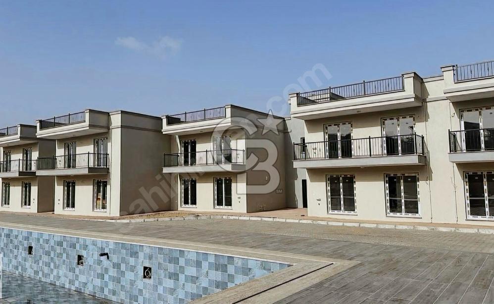 Foça Yenibağarası Havuzlu Sitede  Geniş Bahçeli  2+1 Daire